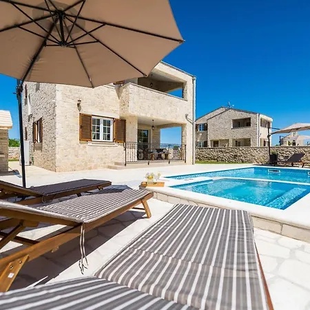 Villa Luxury With Heated Pool And Jacuzzi 02