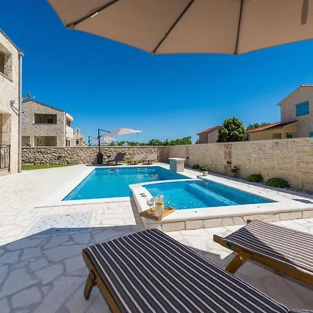 Luxury With Heated Pool And Jacuzzi 02 *