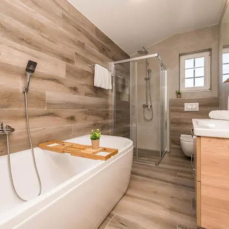 Villa Luxury With Heated Pool And Jacuzzi 02 Vir