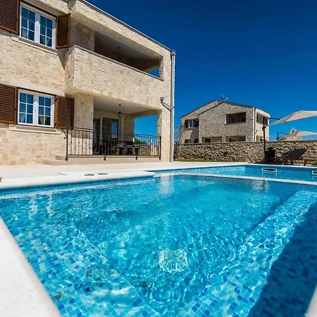 Villa Luxury With Heated Pool And Jacuzzi 02