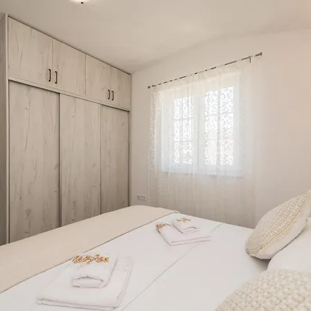 Вилла Luxury With Heated Pool And Jacuzzi 02
